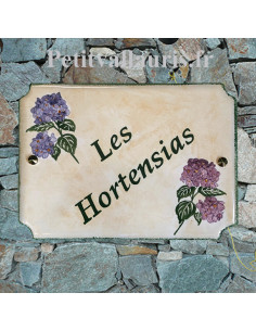 Grande plaque de maison modèle aux angles incurvés motif artisanal Hortensias violine et parme fond pierre + personnalisation