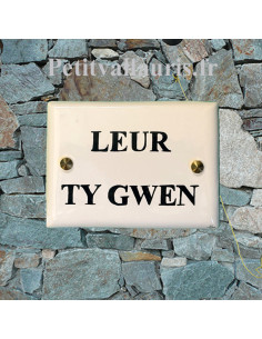 Plaque de signalisation en céramique émaillée bord et inscription personnalisée noire