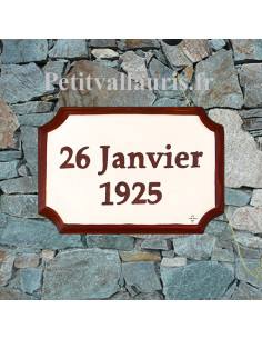 Plaque de Murale en céramique aux angles incurvés avec bord et inscription rouge pourpre