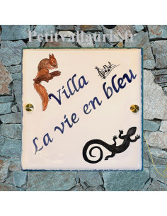 Grande plaque de maison en céramique modèle carrée avec motif artisanal l'écureuil et la salamandre + personnalisation