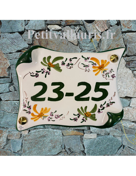 Plaque de Maison en faience modèle parchemin motif artisanal fleurs jaunes et vertes inscription personnalisée vertes