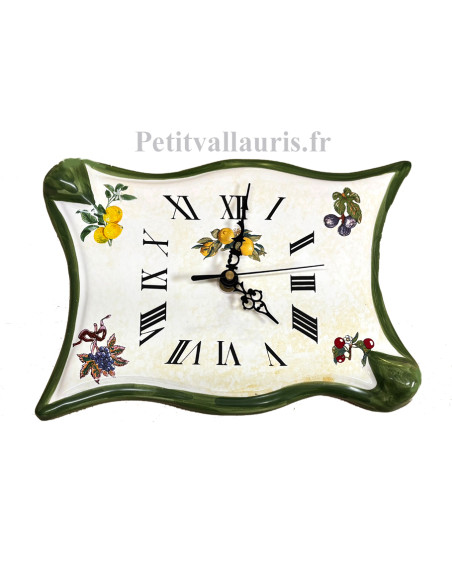 Horloge-pendule murale en faïence modèle parchemin décor fruits variés et fond couleur jaune paille