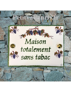 plaque pour maison en céramique émaillée décor grappes de raisin inscription personnalisée verte