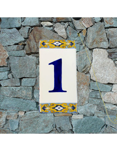 Numéro de maison au détail sur plaque en faïence à coller chiffre 1 motif arabesque jaune et bleue
