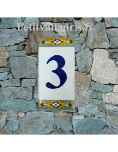 Numéro de maison au détail sur plaque en faïence à coller chiffre 3 motif arabesque jaune et bleue