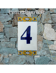 Numéro de maison au détail sur plaque en faïence à coller chiffre 4 motif arabesque jaune et bleue