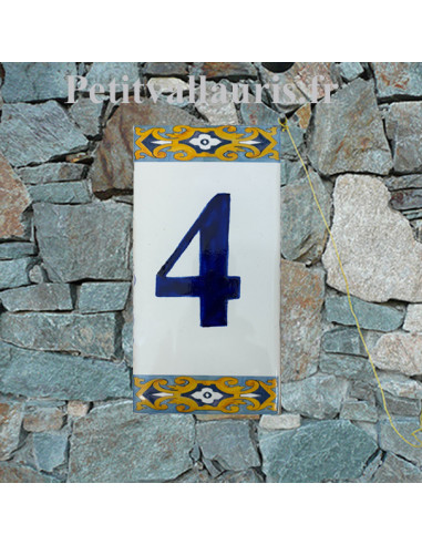 Numéro de maison au détail sur plaque en faïence à coller chiffre 4 motif arabesque jaune et bleue