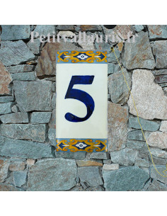 Numéro de maison au détail sur plaque en faïence à coller chiffre 5 motif arabesque jaune et bleue
