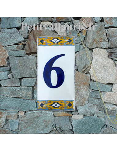 Numéro de maison au détail sur plaque en faïence à coller chiffre 6 motif arabesque jaune et bleue