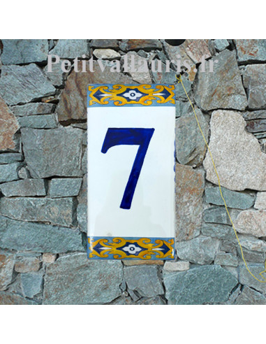 Numéro de maison au détail sur plaque en faïence à coller chiffre 7 motif arabesque jaune et bleue