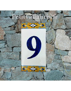 Numéro de maison au détail sur plaque en faïence à coller chiffre 9 motif arabesque jaune et bleue