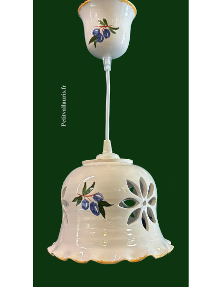 Petite suspension en céramique blanche modèle cloche dentelée décor artisanal olives bleues