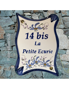 Plaque de maison parchemin en céramique personnalisée pose verticale motif fleurs bleues