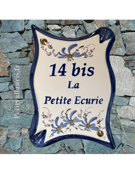 Plaque de maison parchemin en céramique personnalisée pose verticale motif fleurs bleues