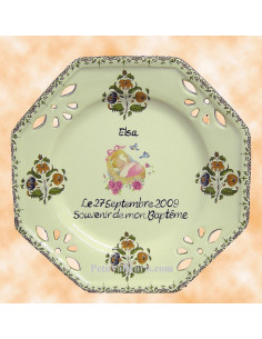 Assiette octogonale ajourée pour baptême fille décor polychrome couffin rose