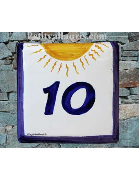 Numéro de maison sur plaque de faience au décor artisanal le soleil avec personnalisation