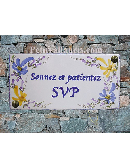 Plaque de maison faience émaillée décor fleurs bleues et jaunes inscription personnalisée bleue