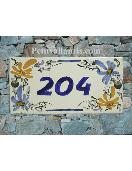 Plaque de maison faience émaillée décor fleurs bleues et jaunes inscription personnalisée bleue