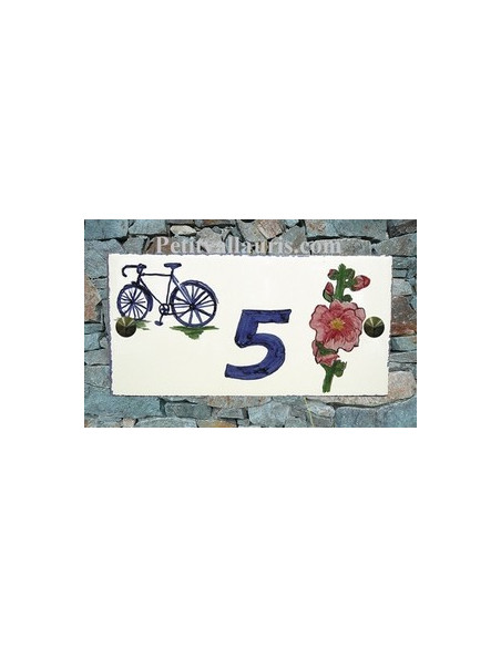 Plaque de maison faience émaillée décor bicyclette et rose trémière inscription personnalisée bleue
