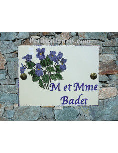 plaque de maison céramique personnalisée décor fleurs les violettes inscription couleur bleue
