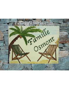 plaque de maison céramique personnalisée décor palmier et chaises longues inscription couleur verte