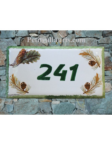 Plaque de maison faience émaillée décor branches pommes de pin et cigale inscription personnalisée verte bord vert