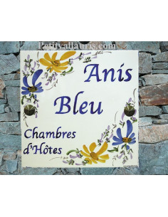 Plaque personnalisée pour votre maison décor fleurs bleues et jaunes-orangées inscription bleue