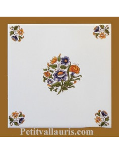 Carreau en faience blanche 15x15 cm pose horizontale reproduction moustiers polychrome motif bouquet central et petites fleurs
