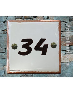 Numéro de maison chiffre marron et bord ocre pose horizontale
