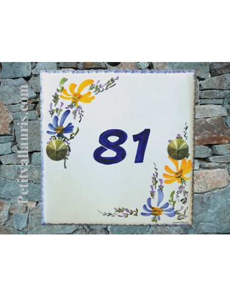 Plaque personnalisée pour votre maison décor fleurs bleues et jaunes-orangées inscription bleue