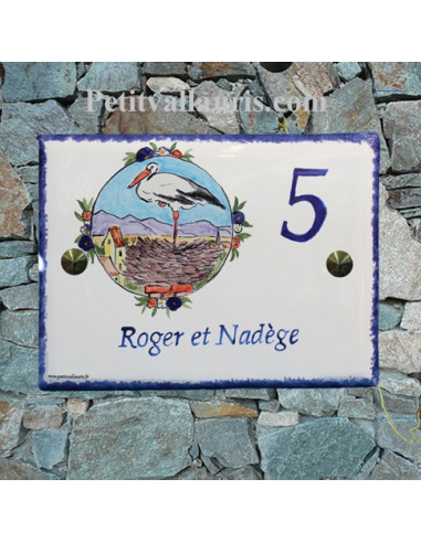 plaque pour maison céramique personnalisée décor cigogne sur son nid inscription couleur bleue
