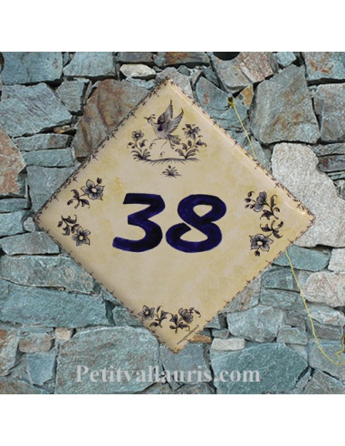 Numéro de Maison fond pierre pose diagonale décor vieux moustiers bleu chiffre bleu