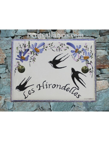 plaque de maison céramique personnalisée décor hirondelles fleurs bleues inscription couleur noire