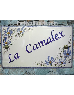 Plaque de Villa rectangle décor fleurs bleues aux angles inscription personnalisée et bord bleu