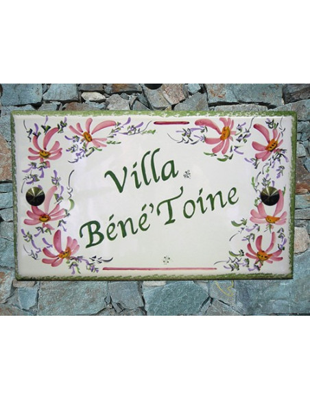 Plaque de Villa rectangle décor fleurs roses aux angles inscription personnalisée et bord vert