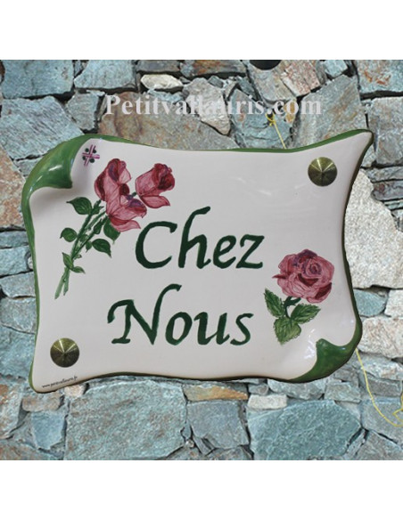 Plaque de Maison en faience modèle parchemin motif artisanal roses inscription personnalisée