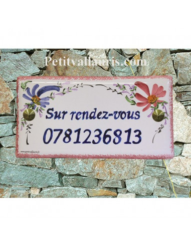 Plaque de maison faience émaillée fleurs roses et bleues inscription personnalisée bleue