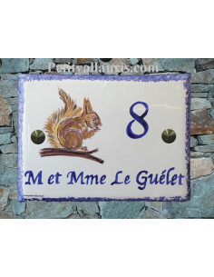plaque de maison céramique personnalisée décor Ecureuil inscription couleur bleue