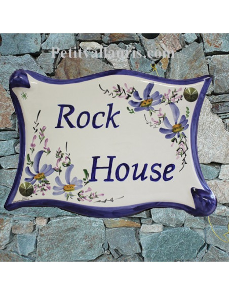 Plaque de maison parchemin en céramique décor fleurs bleues