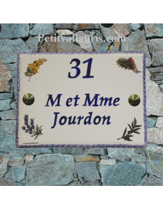 plaque de maison céramique décor semis flore provençale inscription horizontale bleue