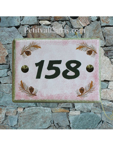 plaque de maison céramique décor pignes de pin fond rose inscription verte