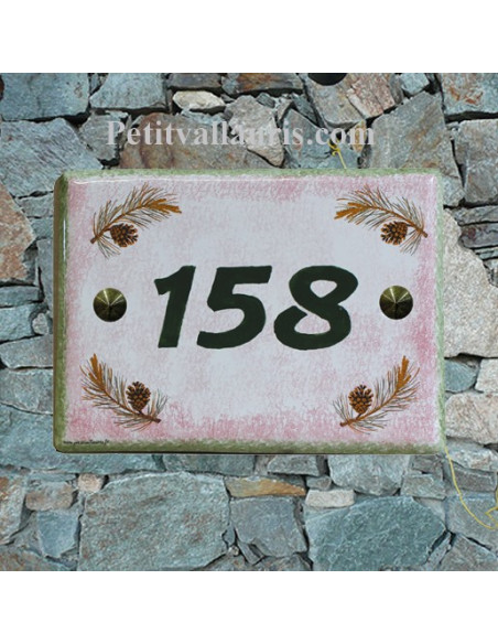plaque de maison céramique décor pignes de pin fond rose inscription verte