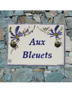 plaque de maison céramique décor fleurs bleues marquage personnalisée bleue