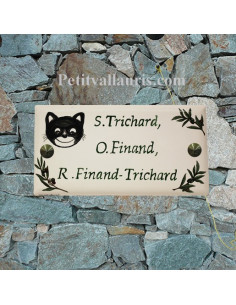 Plaque de maison faience émaillée décor chat naif et brins d'olive inscription personnalisée verte