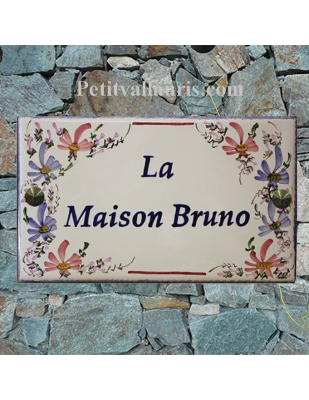 Plaque de Villa rectangle décor fleurs bleues et roses aux angles inscription personnalisée et bord bleu