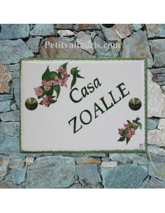 plaque pour maison céramique personnalisée décor fleurs bougainvilliers inscription couleur verte