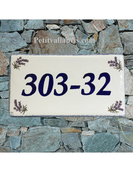 Plaque de Maison rectangle décor brins de lavandes aux angles inscription personnalisée et bord bleu
