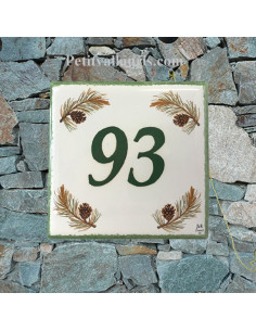Numéro de Maison pose horizontale décor branche et pomme de pin chiffre et texte vert