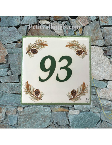 Numéro de Maison pose horizontale décor branche et pomme de pin chiffre et texte vert