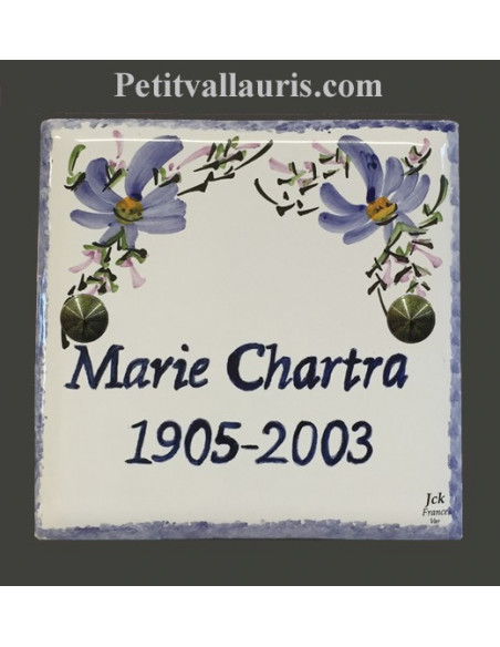 Plaque funéraire en céramique décor fleurs bleues texte bleu